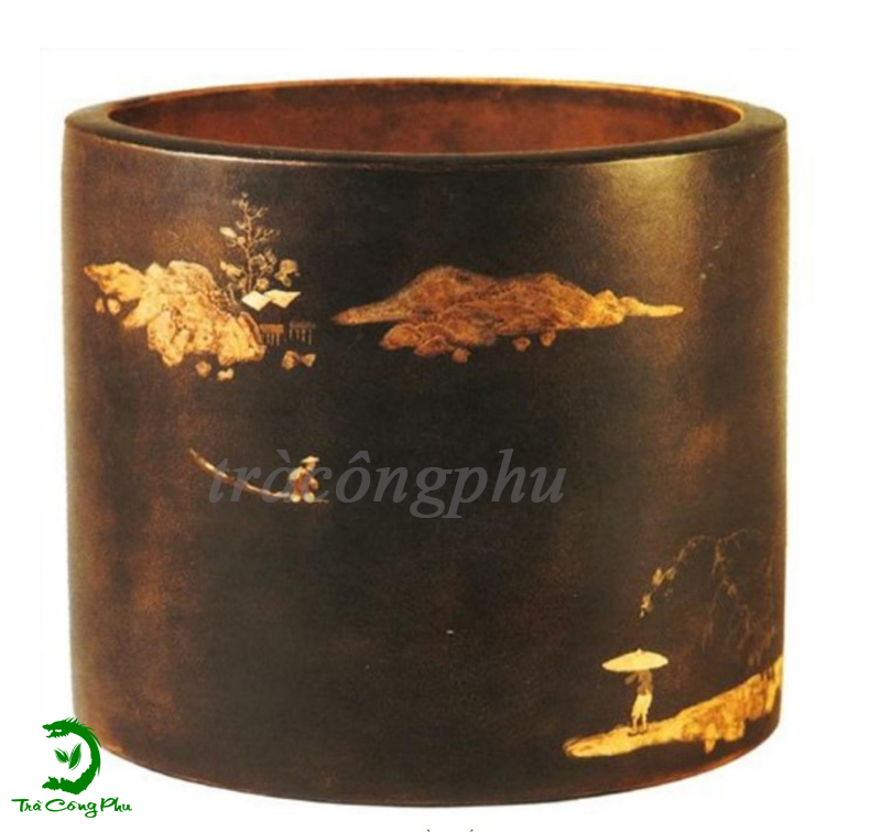 Chiếc cốc tử sa được trang trí bằng đất bùn cát tím